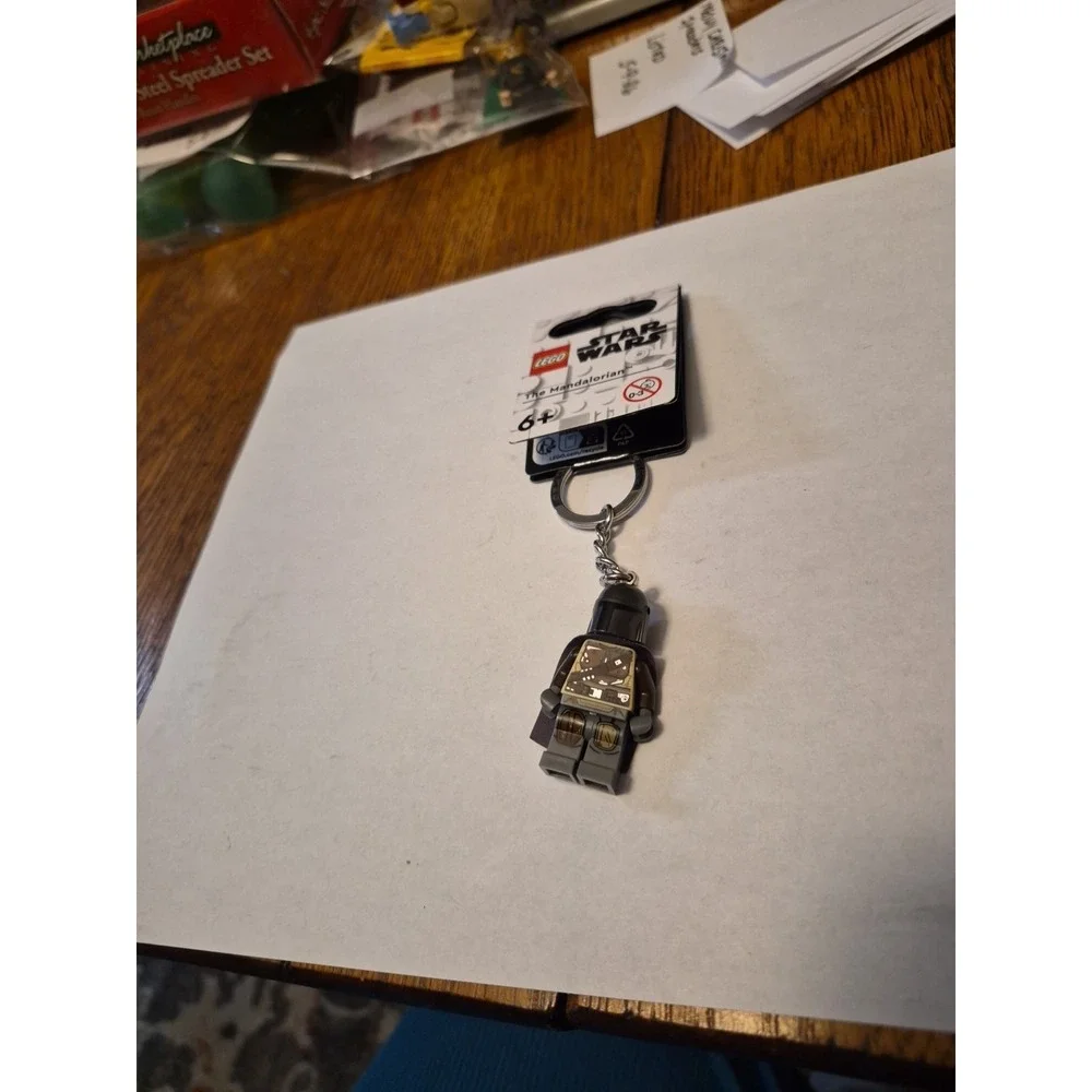 The Mandolorian LEGO Keychain Disney Star Wars - Picture 1 of 6